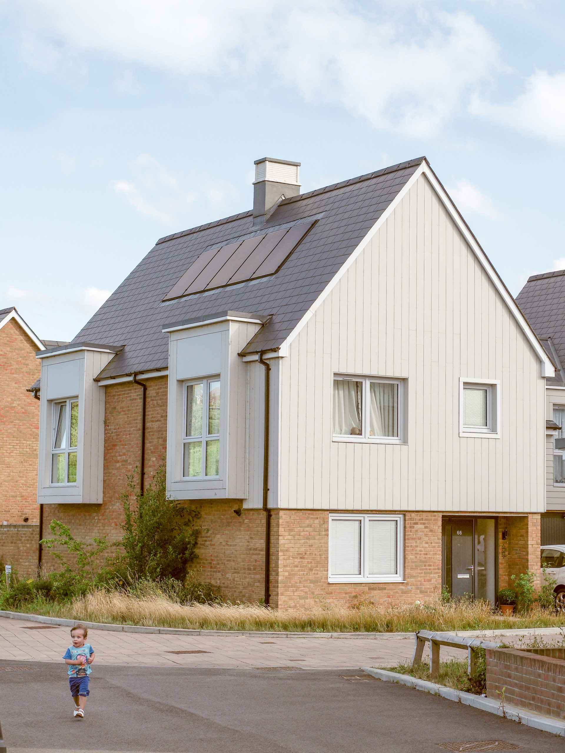 weißes und braunes Betonhaus