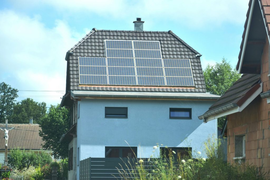 Ein Haus mit einem Solarpanel auf dem Dach