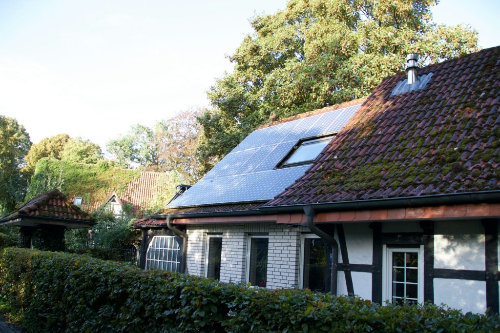 ein Haus mit einem Solarpanel auf dem Dach